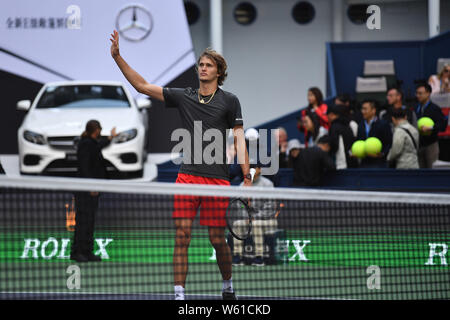Alexander Zverev d'Allemagne célèbre après avoir battu Alex De Minaur d'Australie dans leur troisième match du masculin au cours de la Rolex Sh Banque D'Images