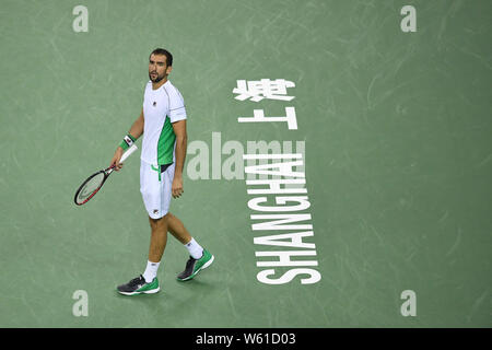 Marin Cilic croate réagit comme il est en concurrence avec Nicolas Jarry du Chili dans leur deuxième match du masculin au cours de la Shanghai Rolex Banque D'Images