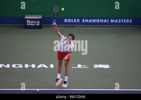 Gilles Simon de France sert contre Marco Cecchinato de l'Italie dans leur premier match du masculin au cours de la Rolex Masters 2018 de Shanghai Banque D'Images