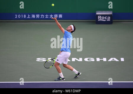 Marco Cecchinato sert de l'Italie contre Gilles Simon de France dans leur premier match du masculin au cours de la Rolex Masters 2018 de Shanghai Banque D'Images