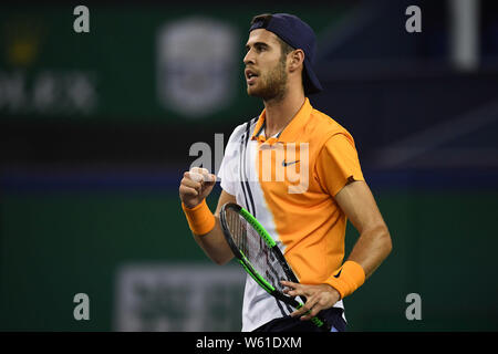 Khachanov Karen de la Russie célèbre après avoir marqué contre Steve Johnson des États-Unis dans leur premier match du masculin au cours de t Banque D'Images