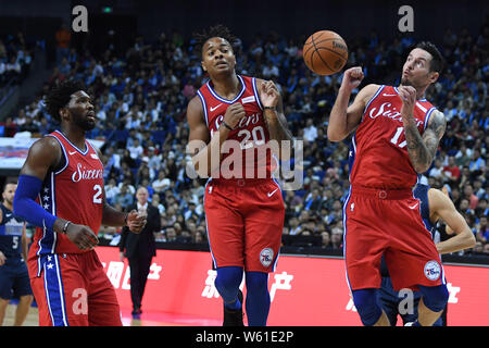 (De gauche) Joel Embiid, Markelle Fultz et JJ Redick des Philadelphia 76ers lutte avec la balle contre les Mavericks de Dallas au cours de la correspondance de Shanghai Banque D'Images