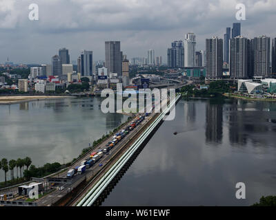 La "causeway" qui sépare la Malaisie de Singapour Banque D'Images