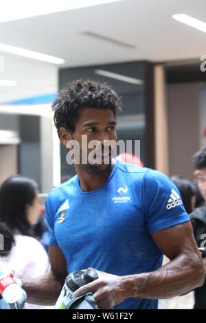 Bassa Mawem de France est interviewé après avoir remporté la saison de vitesse hommes match final au cours de la 2018 International Federation of Sport Climbing (IFSC Banque D'Images