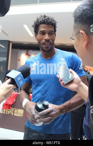 Bassa Mawem de France est interviewé après avoir remporté la saison de vitesse hommes match final au cours de la 2018 International Federation of Sport Climbing (IFSC Banque D'Images