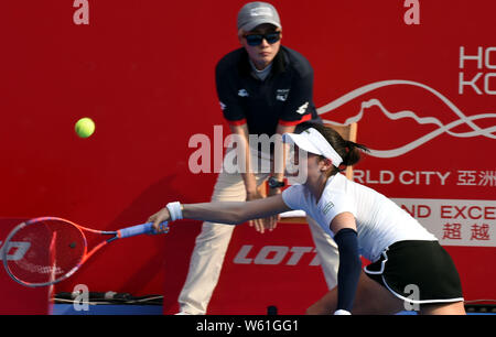 Christina Mchale des États-Unis renvoie un shot à Eudice de Chong Hong Kong chinois dans leur premier match du féminin au cours de la Banque D'Images