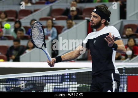 Nikoloz Basilashvili de Géorgie renvoie un shot à Juan Martin Del Potro, de l'Argentine dans leur dernier match du masculin au cours de la Chine 2018 O Banque D'Images