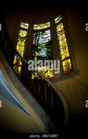 Vitrail élégant et grand escalier de marbre dans un ancien hôtel particulier de la canne à sucre à La Havane, Cuba Banque D'Images