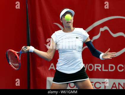 Christina Mchale des États-Unis renvoie un shot à Eudice de Chong Hong Kong chinois dans leur premier match du féminin au cours de la Banque D'Images