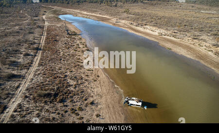 Vue aérienne de basse altitude mini-bus détruit en faisant près de Billabong Catfish Merbein, Victoria, Australie. Banque D'Images