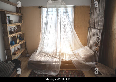 Vintage chambre avec la lumière du soleil et filtre sombre Banque D'Images