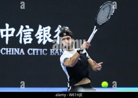 Nikoloz Basilashvili de Géorgie renvoie un shot à Juan Martin Del Potro, de l'Argentine dans leur dernier match du masculin au cours de la Chine 2018 O Banque D'Images