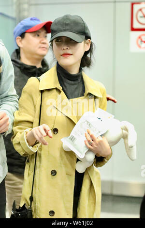 Chanteuse et actrice sud-coréen Lee Ji-eun, professionnellement connue sous le nom de UI, arrive à l'Aéroport International de Pékin à Beijing, Chine, 20 oct. Banque D'Images