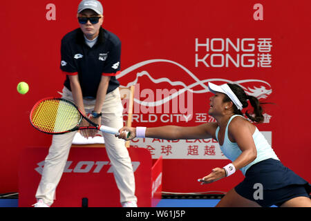 Eudice de Chong Hong Kong chinois renvoie un shot à Christina Mchale des États-Unis dans leur premier match du féminin au cours de la Banque D'Images