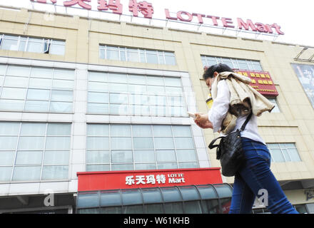 --FILE--un piéton passe devant un groupe de Lotte Lotte Mart à Lianyungang, ville de la Chine de l'est de la province de Jiangsu, 28 juin 2018. Supermark sud-coréen Banque D'Images