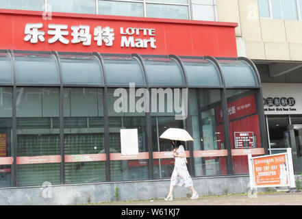 --FILE--un piéton passe devant un groupe de Lotte Lotte Mart à Lianyungang, ville de la Chine de l'est de la province de Jiangsu, 28 juin 2018. S. supermarché Coréen Banque D'Images