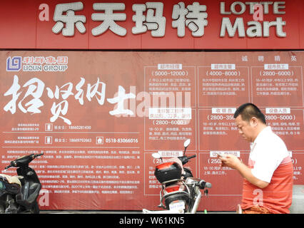 --FILE--un piéton passe devant un groupe de Lotte Lotte Mart à Lianyungang, ville de la Chine de l'est de la province de Jiangsu, 28 juin 2018. Supermark sud-coréen Banque D'Images