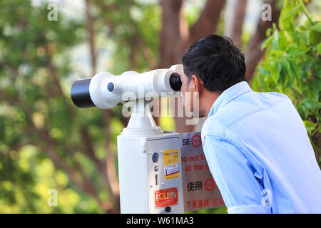 Phuket - Thaïlande Le 24 Sep 2017 - tourist en utilisant des jumelles à Karon View Point pour voir la ville vue depuis le sommet de la montagne Banque D'Images