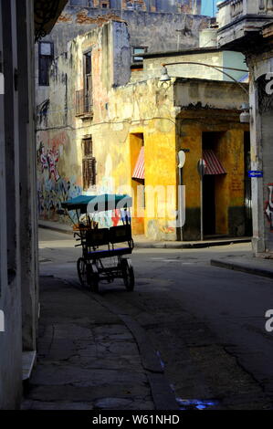Vélo sur une rue vide à la Havane, Cuba Banque D'Images
