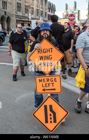 Detroit, Michigan, USA - 30 juillet 2019 - Les militantes se sont rassemblées devant la première nuit de l'élection présidentielle démocratique du débat. Banque D'Images