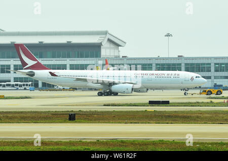 --FILE--un Airbus A330-343 jet de Cathay Dragon est photographié à l'Aéroport International Fuzhou Changle à Fuzhou City, au sud-est de Fujian en Chine Banque D'Images