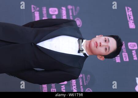 L'acteur sud-coréen Jung Hae-dans des poses comme il arrive sur le tapis rouge pour le 2e 'Awards' de Séoul à Séoul, Corée du Sud, le 27 octobre 2018. Banque D'Images