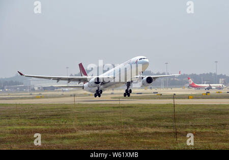 --FILE--un Airbus A330-343 jet de Cathay Dragon est photographié à l'Aéroport International Fuzhou Changle à Fuzhou City, au sud-est de Fujian en Chine Banque D'Images