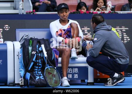 Naomi Osaka du Japon réagit bien que concurrentes contre Anastasija Sevastova de Lettonie dans leur match de demi-finale du simple dames au cours de la 2018 Chi Banque D'Images