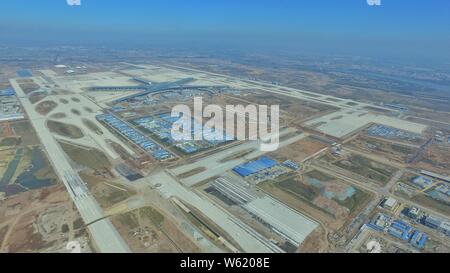 Une vue aérienne de l'Aéroport International de Qingdao Jiaodong en construction à Shanghai à la périphérie de la ville de Qingdao, Shandong en Chine de l'est pr Banque D'Images