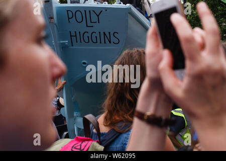 Un voile bleu, le 'Polly Higgins' constitue la pierre angulaire de l'Insurrection de 'Summer' du changement climatique de groupe d'activiste de la rébellion à l'extérieur de l'extinction des Royal Courts of Justice à Londres. Des manifestations ont également eu lieu à Bristol, Cardiff, Leeds et Glasgow. Parmi leurs demandes pour une plus grande action contre le changement climatique, les manifestants réclament des 'écocide" (à savoir la destruction des écosystèmes) à faire un acte criminel. Higgins, la fin de l'avocat de l'environnement et militante pour la criminalisation de l'écocide, meurt en avril de cette année, l'âge de 50 ans. Banque D'Images