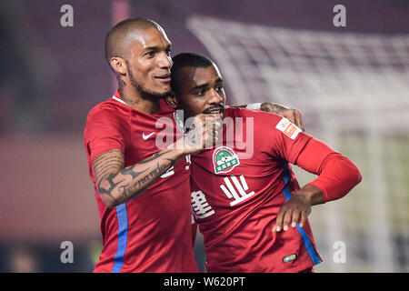 Joueur de football brésilien, Fernando Karanga, gauche, de Henan Jianye célèbre avec un joueur de football portugais Ricardo Vaz Te après avoir marqué contre Guan Banque D'Images