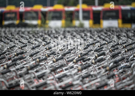 Des vélos de location de vélos en libre-service sont la queue à un espace ouvert dans la ville de Guangzhou, province du Guangdong en Chine du sud, le 23 octobre 2018. La bicyc Banque D'Images