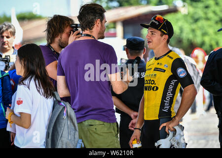 Coureur cycliste néerlandais Dylan Gr-enewegen qui tours pour les UCI WorldTeam LottoNL¨néerlandais CJumbo est interviewé après avoir remporté la course du stade Beihai Banque D'Images