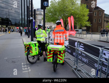 Virgin Money Marathon de Londres 2019 - long distance (26 +) la race qui a lieu chaque année depuis 1981 ayant été créé par Chris Brasher et John Disley immédiatement après Brasher a couru dans le Marathon de la ville de New York. Environ 33000 participants, principalement amateurs tournant pour la charité, sont précédés d'un champ d'athlètes d'élite (hommes et femmes), les coureurs en fauteuil roulant, et para-athlètes, y compris les malvoyants qui ont l'habitude de courir avec des coureurs "guide. Banque D'Images