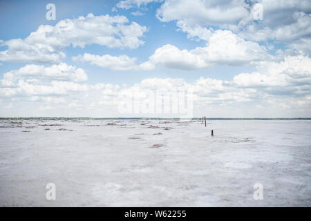 Journée ensoleillée avec des nuages à Grand Jet dans les plaines de sel, New York Banque D'Images