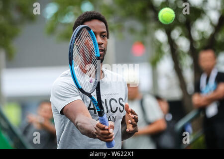 Joueur de tennis français Gael Monfils prend part à une session de formation en vue de la Rolex Masters de Shanghai 2018 Tournoi de tennis à Shanghai, C Banque D'Images