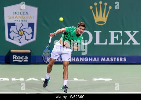 Matthew Ebden de l'Australie contre Dominic Thiem sert de l'Autriche dans leur deuxième match du masculin au cours de la Rolex Masters de Shanghai Banque D'Images