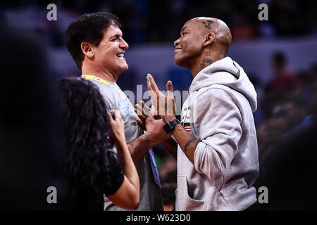 Stephon Marbury retraite star de la NBA, droite, interagit avec Mark Cuban, le propriétaire des Dallas Mavericks, comme il arrive pour le match de la NBA Shenzhen Chi Banque D'Images