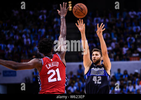 Joel Embiid des Philadelphia 76ers, à gauche, saute pour bloquer un tir de Maxi Kleber des Dallas Mavericks lors de la Shenzhen Match de la NBA Jeux en Chine Banque D'Images