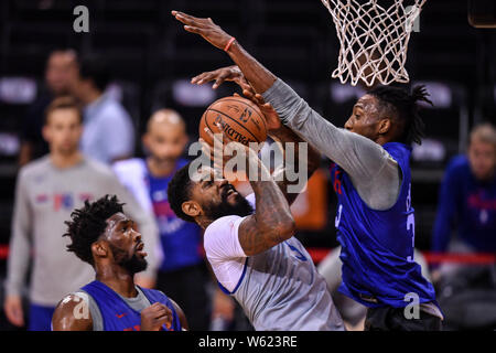 (De gauche) Joel Embiid, Amir Johnson et Robert Covington des Philadelphia 76ers prendre part à une session de formation en préparation de la Shenzhen matc Banque D'Images