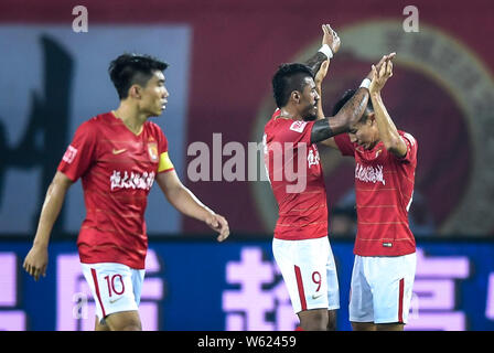 Joueur de football brésilien Paulinho, gauche, de Guangzhou Evergrande Taobao célèbre avec son coéquipier après avoir marqué contre Pékin Renhe dans leurs 26t Banque D'Images