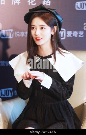 L'actrice chinoise Ju Jingyi assiste à un événement promotionnel plate-forme de vidéo en ligne chinois par iQiyi à Shanghai, Chine, le 18 octobre 2018. Banque D'Images