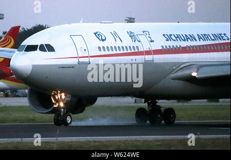 --FILE--un Airbus A330-200 jet de Sichuan Airlines taxis à l'Aéroport International de Pékin à Beijing, Chine, 29 août 2018. Un BOC Banque D'Images