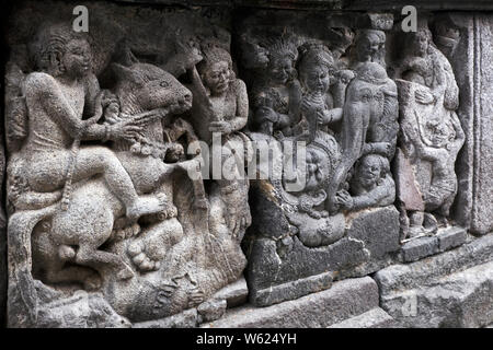 Bas-relief à l'intérieur du complexe du temple de Prambanan. Yogyakarta, le centre de Java, Indonésie Banque D'Images