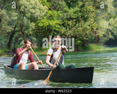 L'explorateur aventureux couple amis sont canoë dans un fleuve sauvage entouré par la belle nature Banque D'Images