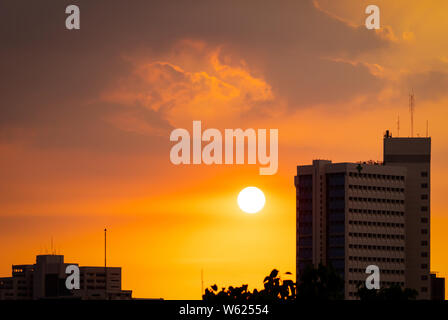 Bâtiment de l'hôpital au crépuscule avec beau coucher de ciel. Silhouette de bâtiment de l'hôpital dans la soirée. Cityscape of skyscraper building. Grand Soleil avec Banque D'Images