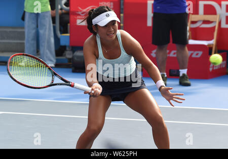 Eudice de Chong Hong Kong chinois renvoie un shot à Christina Mchale des États-Unis dans leur premier match du féminin au cours de la Banque D'Images