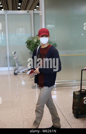 Chanteur et acteur japonais Ryota Katayose de générations d'exil groupe garçon tribu arrive à l'aéroport international Beijing Capital avant departu Banque D'Images