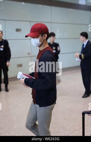 Chanteur et acteur japonais Ryota Katayose de générations d'exil groupe garçon tribu arrive à l'aéroport international Beijing Capital avant departu Banque D'Images