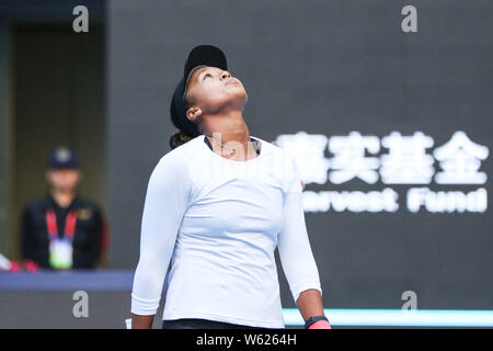 Naomi Osaka du Japon réagit bien que concurrentes contre Anastasija Sevastova de Lettonie dans leur match de demi-finale du simple dames au cours de la 2018 Chi Banque D'Images